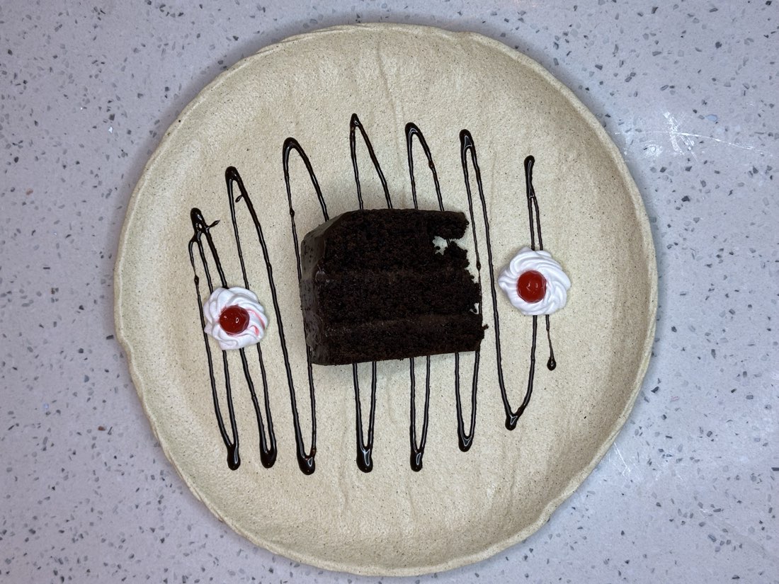 Postre con salsa de chocolate