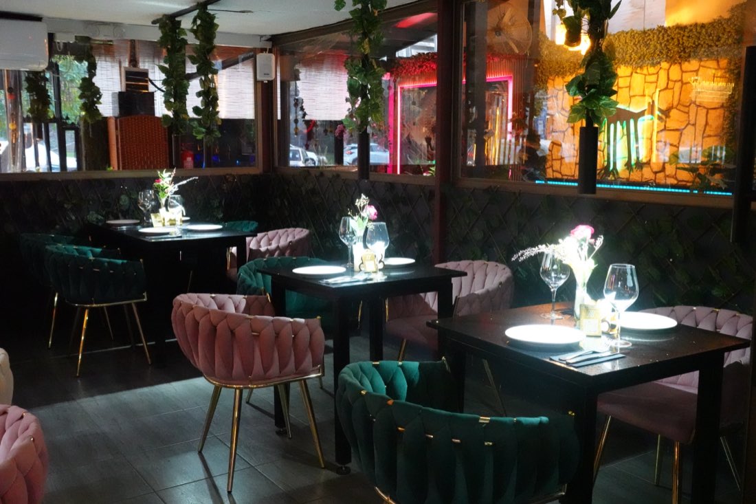 Mesas con sillones de terciopelo