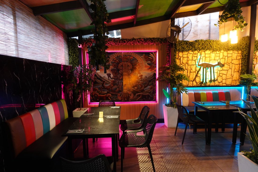 Mural y banquetas de colores