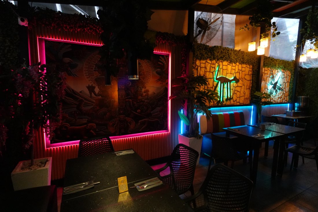 Rincón con mural y luces de colores